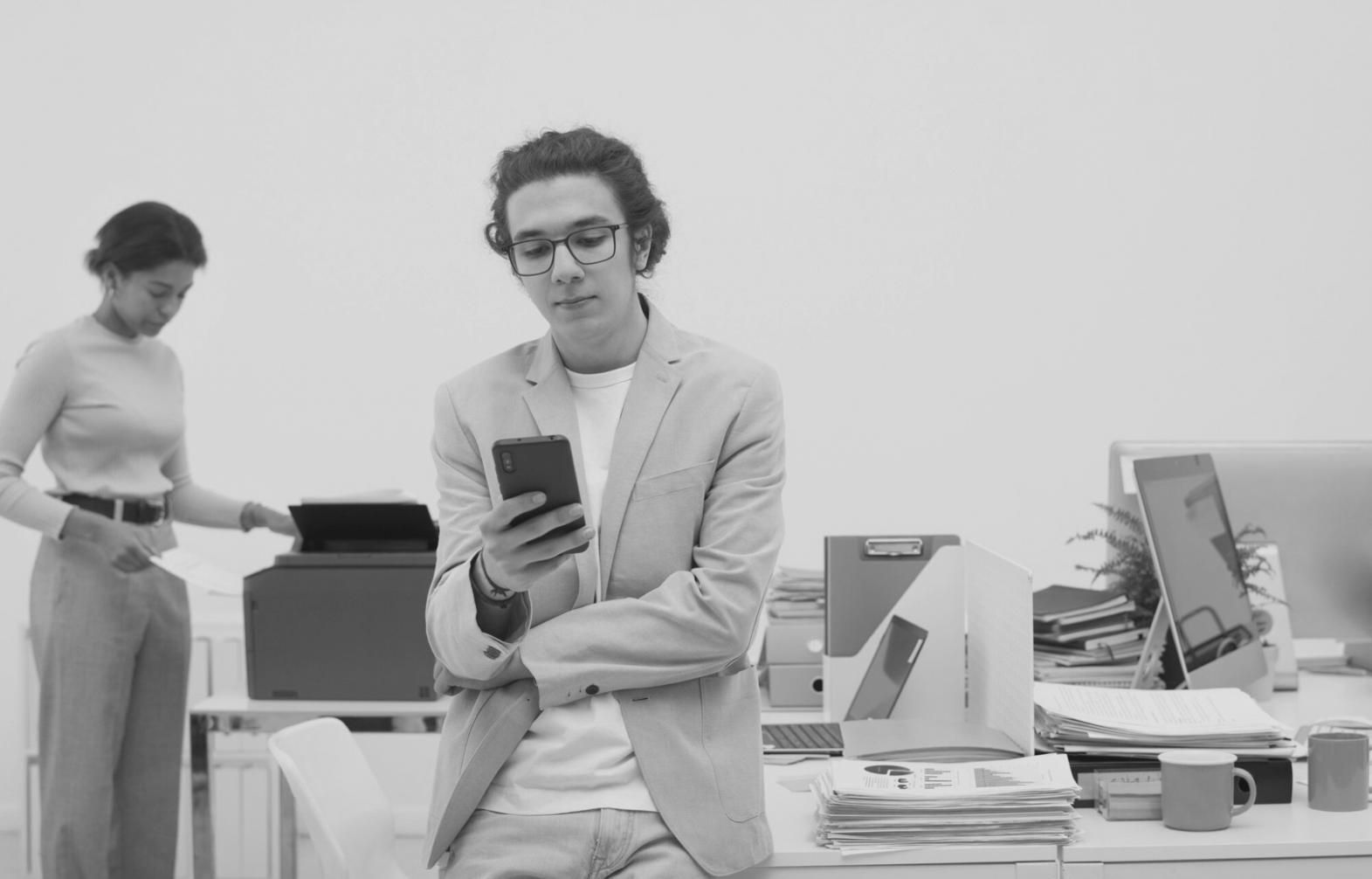 Sessione di brainstorming creativo con strumenti interattivi