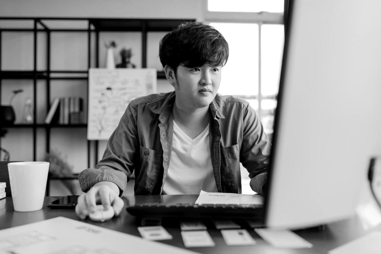 Ambiente di laboratorio creativo con strumenti e materiali innovativi